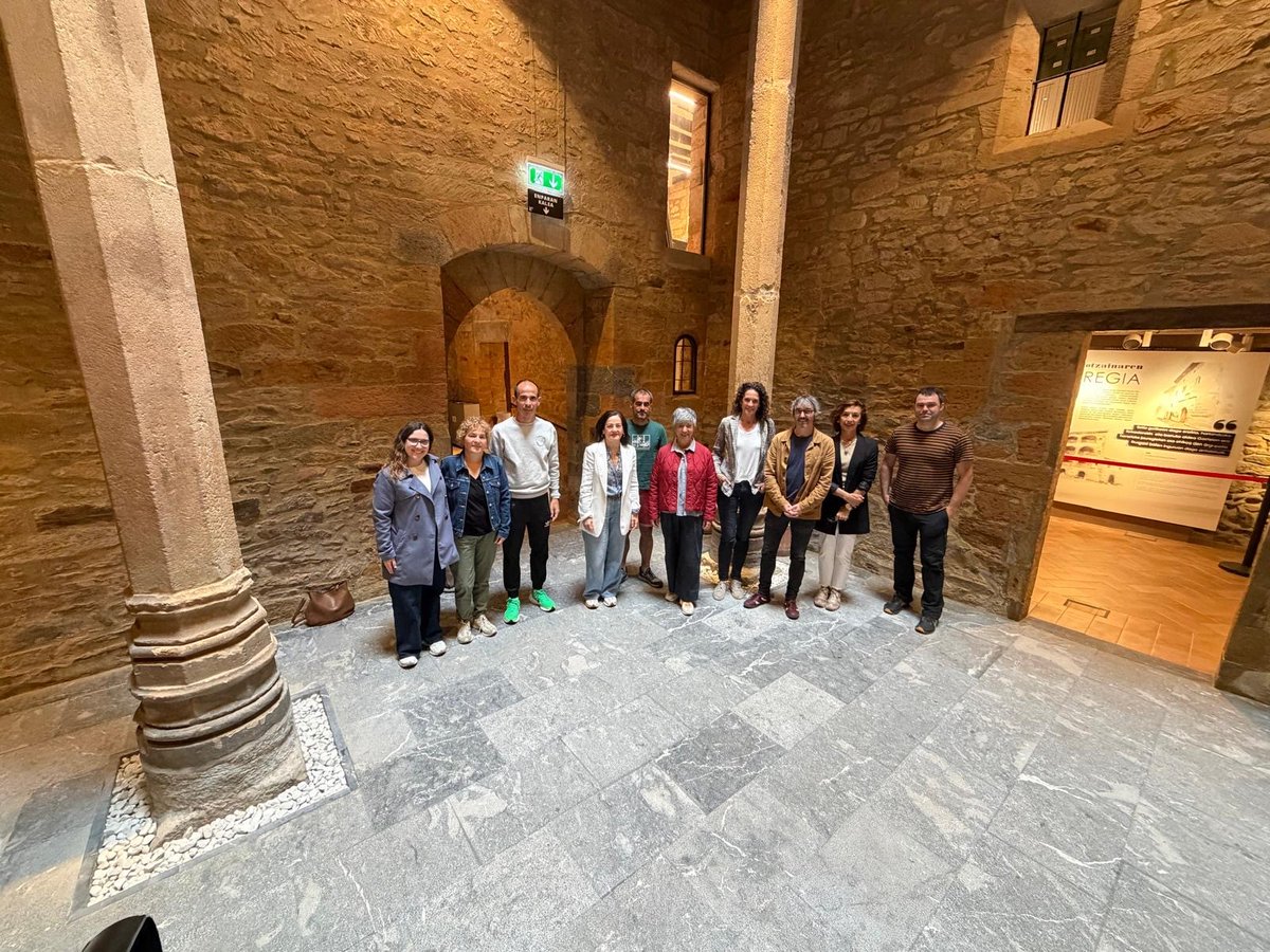 PVasco_EuskoL's tweet photo. Kultura, Euskara eta Kirol Batzordeak hezkuntza eta parte-hartzea ardatz dituen eskola-kirolaren eredua ezagutu du
➡️https://t.co/whTjM5f4an
La Comisión de Cultura, Euskera y Deporte del @PVasco_EuskoL conoce en #Azpeitia su modelo de deporte escolar 
➡️https://t.co/GXr9ef6N7F https://t.co/rOKSdYTtWE