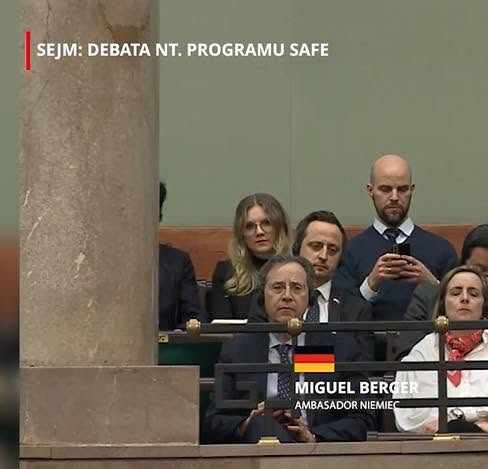 Vito82488734's tweet photo. Jest taki mały szczegół. Nikt z rządu, ani szerzej -Koalicji Obywatelskiej dotąd nie wytłumaczył, dlaczego podczas debaty w sejmie na temat wdrożenia SAFE, na sali obrad był obecny ambasador Niemiec. To by ostatecznie wyjaśniło komu to matactwo i bezczelne hochsztaplerstwo służy. https://t.co/RAJls8vtap