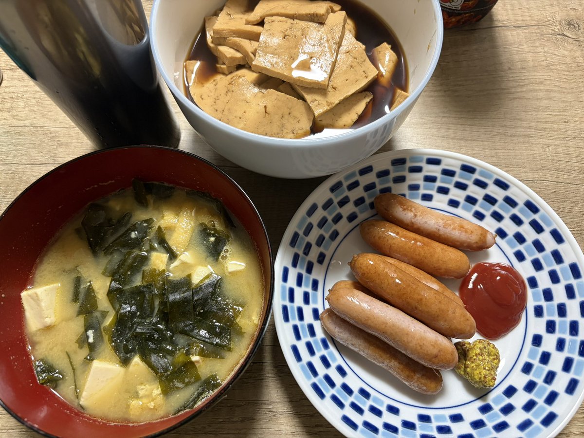 natumenyan's tweet photo. #晩酌 #ひとり呑み 
今日は代休で休んでなんもしなかったなぁ…

夜はガッツリ呑んで今週の残りに備える🍻

ウインナーと豆腐しかねぇがコークハイでキメよう✨

硬めの豆腐煮たやつはご飯のお供だしおつまみ😆 https://t.co/pBFrNKOSnH
