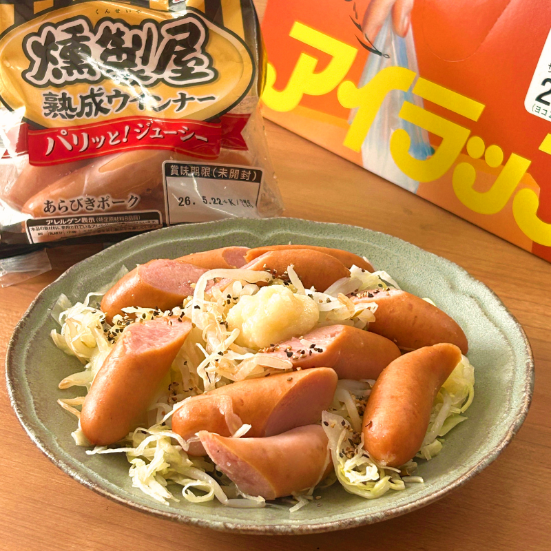 marudai_wanpaku's tweet photo. 燻製屋熟成ウインナーで作る二郎系無限キャベツ。岩谷マテリアル株式会社様のアイラップ( @i_wrap_official )で市販の千切りキャベツをレンチン。ハサミでカットして別皿で温めた燻製屋、鶏ガラスープの素とにんにくチューブ、ごま油を入れ、揉み込んで完成。燻製屋の肉汁をキャベツに吸わせるのが肝。 https://t.co/zLKwjpCR29
