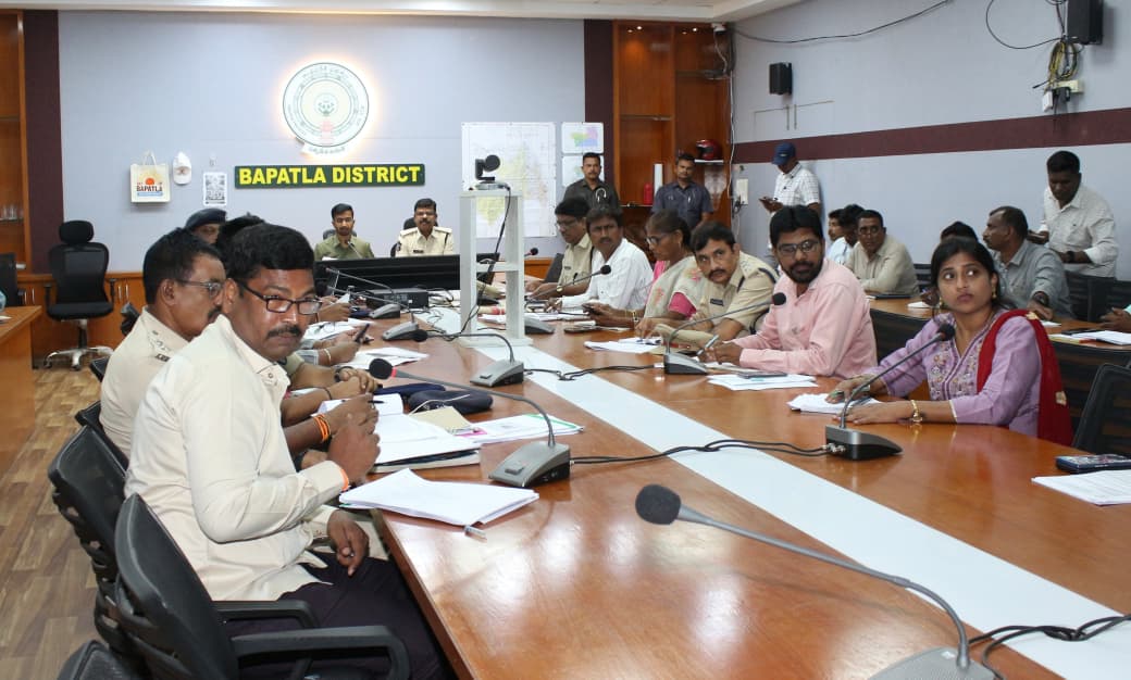 BapatlaPolice's tweet photo. జిల్లా రోడ్ సేఫ్టీ కమిటీ మీటింగ్ నిర్వహించిన జిల్లా కలెక్టర్ శ్రీ డా.వినోద్ కుమార్ వి ఐఏఎస్, జిల్లా ఎస్పీ శ్రీ బి.ఉమామహేశ్వర్ ఐపీఎస్ గార్లు
జిల్లాలో రోడ్డు ప్రమాదాలను 25 శాతం తగ్గించడమే లక్ష్యంగా జిల్లా యంత్రాంగం పనిచేయాలి
జిల్లా ఎస్పీ గారు
@APPOLICE100 https://t.co/CijP1Md3Tk