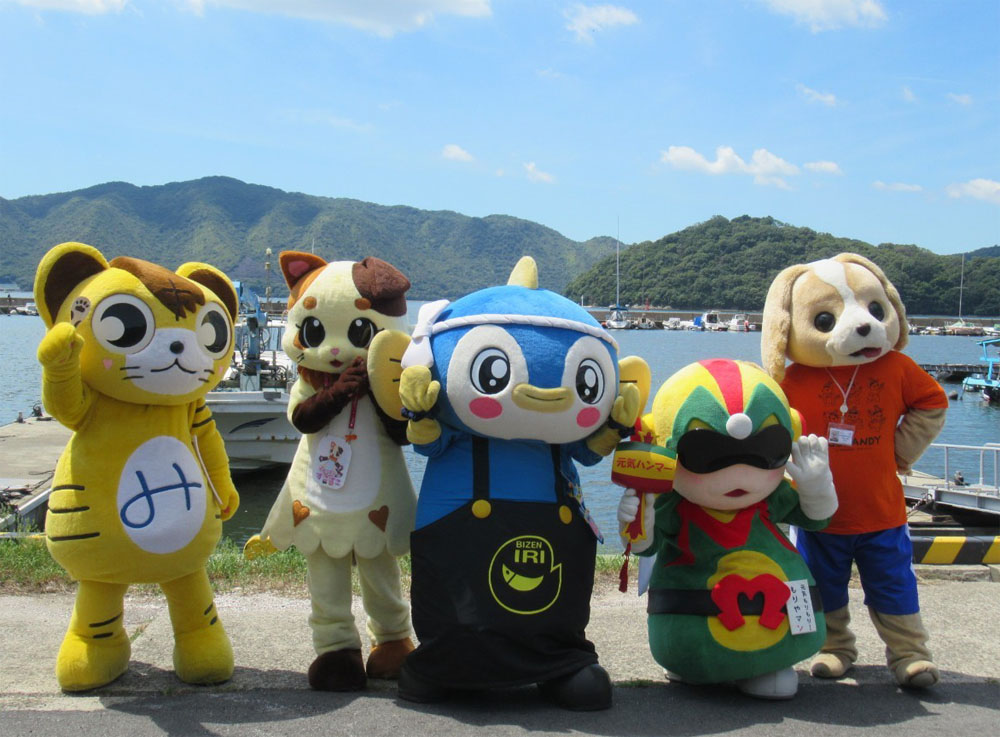 mana1chara's tweet photo. お待たせ！7/12の真魚市に遊びに来てくれるお友だちをお知らせするわよ～♪み～ちゃん、もりやマン、『フレンド』くん、『すねこすりの すこすこ』ちゃん、『みっくす』くん！なんと5人も来てくれるのよ！！😆仲良しのみんなと過ごす周年祭、とっても楽しみ😍時間は9時からと10時からの予定よ😊 https://t.co/ENy4D49hBN