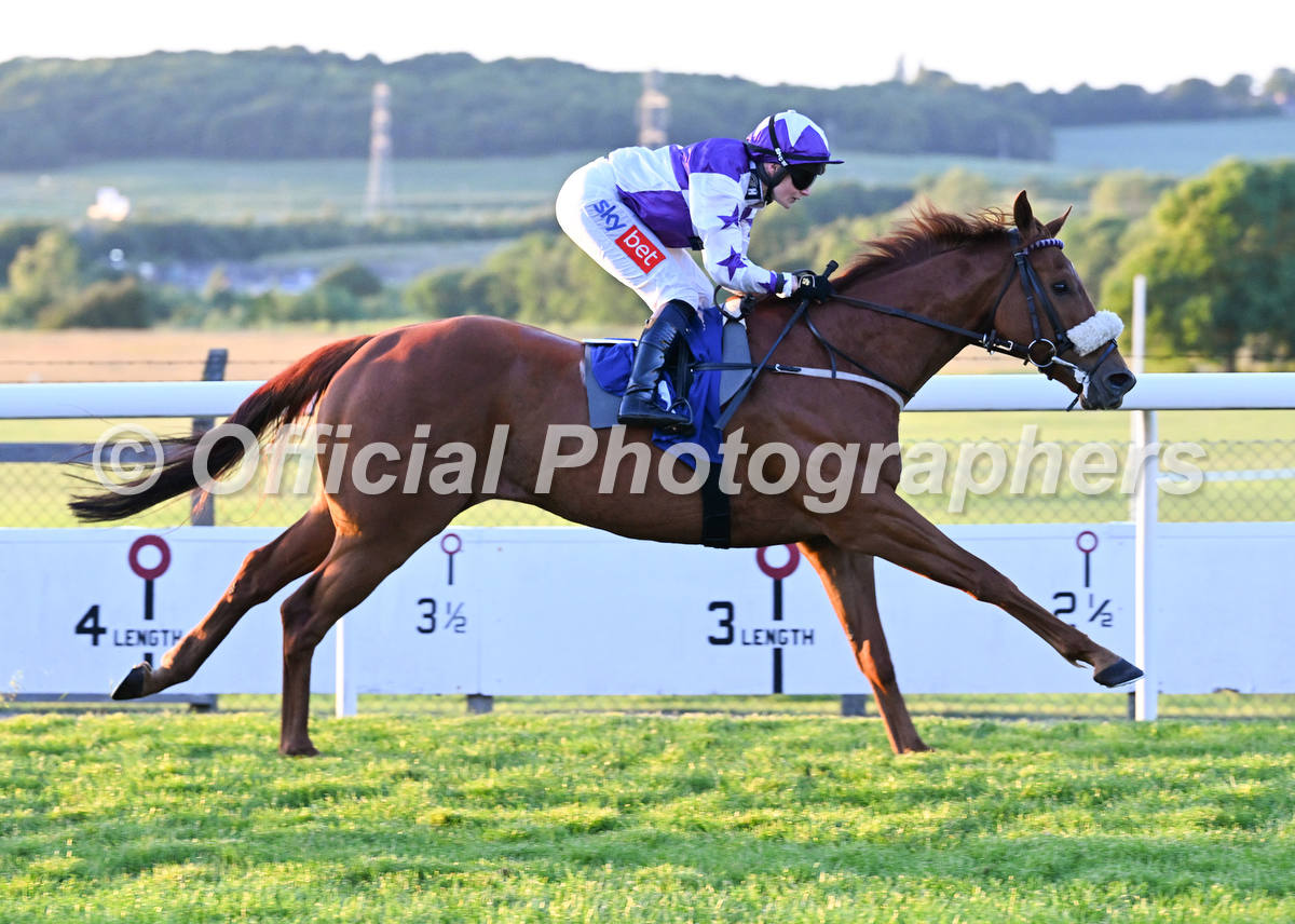 offphoto's tweet photo. FISCAL POLICY &amp; @jomason90 win at Pontefract for trainer @RuthCarr1 and owners S Thompson, Mrs R Carr &amp; G Shields. Check out all the official photographs at https://t.co/6dnjyQLDqq https://t.co/YhsRjjwI0s