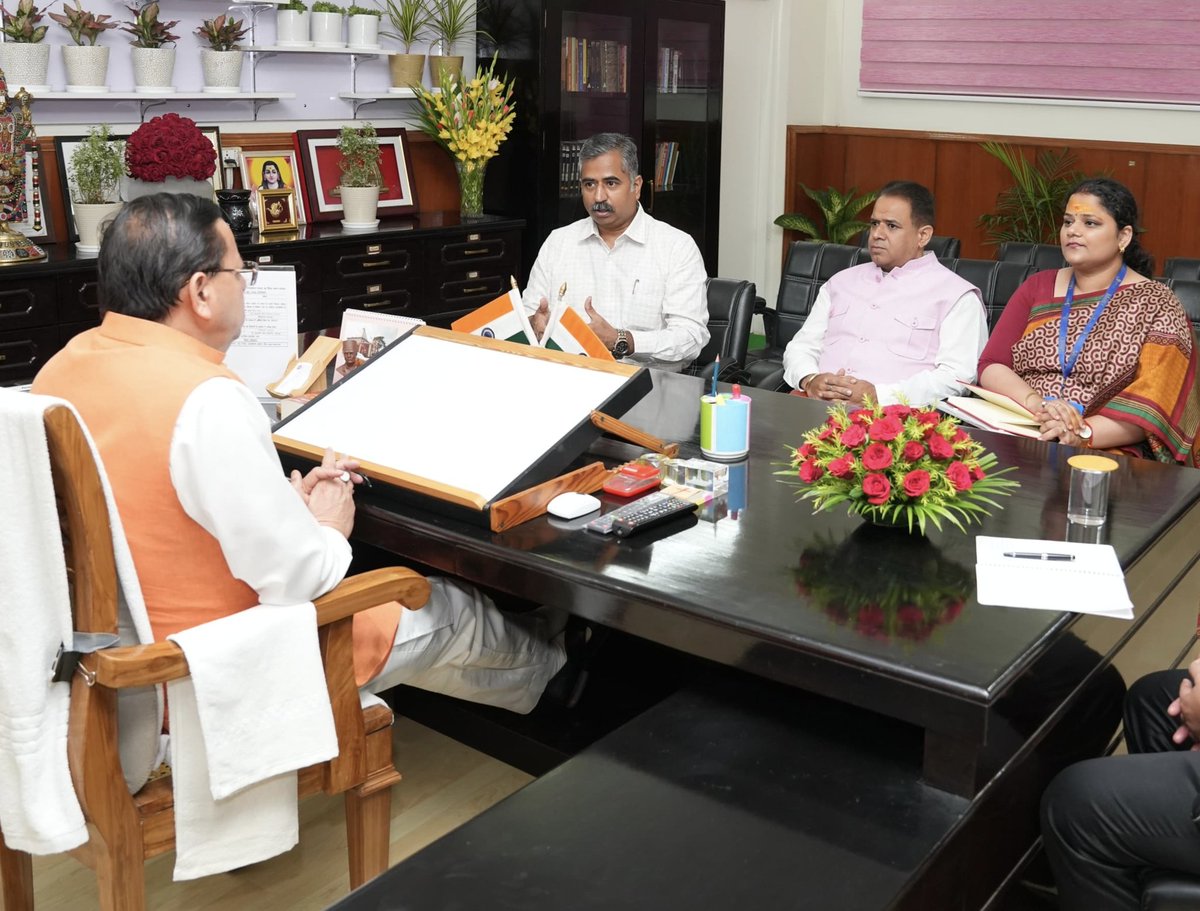 devendofficial's tweet photo. आज देहरादून सचिवालय में #MyGovUttarakhand  से संबंधित विभिन्न विषयों पर माननीय मुख्यमंत्री आदरणीय श्री @pushkardhami जी के साथ चर्चा हुई। https://t.co/EpHEQx8Oz3
