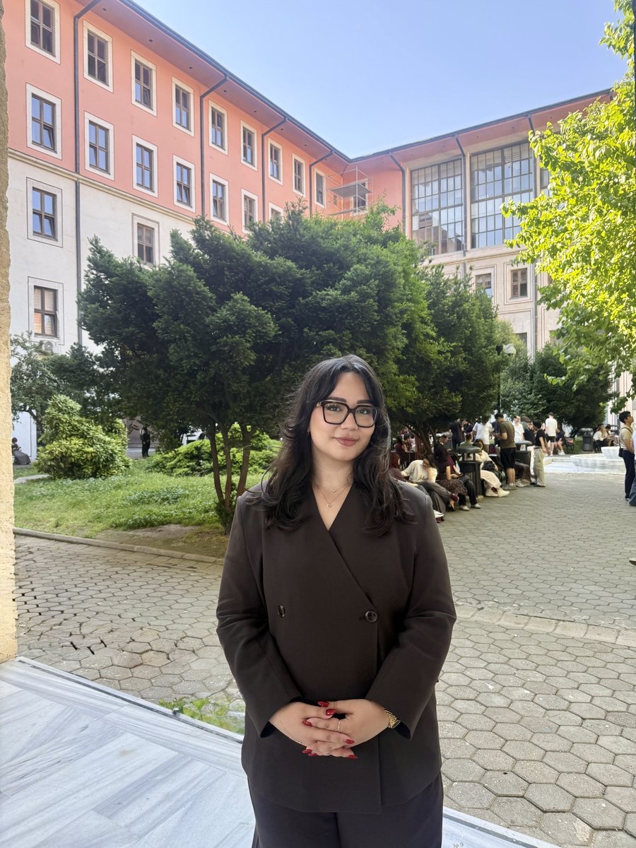 sevvalbelli's tweet photo. Dün “Karagöz Gazetesine Göre Mütareke Dönemi’nde İstanbul’da Gündelik Hayat (1918-1923)” başlıklı yüksek lisans tezimi savundum. Oldukça keyifli iki yılın ardından jüri üyelerimin birbirinden güzel sözleriyle emeğimin karşılığını almak paha biçilemezdi. Temennim; okyanusta bir damla olan çalışmamın, işgal altında ezilen isimsiz İstanbulluların hikâyelerini bir nebze olsun görünür kılmasıdır.
İlk günden beri ithaf kısmını bir sürpriz olarak dedeme göstereceğim günü iple çekiyordum ancak nasip olmadı. Birkaç hafta evvel rüyama geldiğinde benimle gurur duyduğunu söyledi, bunun huzuruyla hayatımın yüksek lisans kısmını noktalıyorum.
