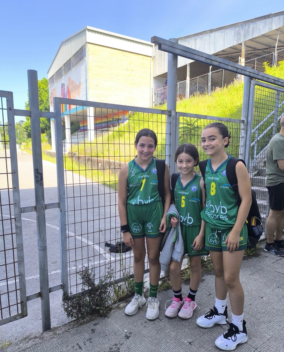 ArxilCb's tweet photo. Carla Serantes, Iria Santos e Cayetana Mariño, xogadoras do Benxamín, acudiron o pasado domingo ao PDC para xogadoras natas en 2016 que tivo lugar en Caldas de Reis🏀
Estamos moi orgullosas, a seguir sumando experiencias💚💚 https://t.co/mGCvVitvTL