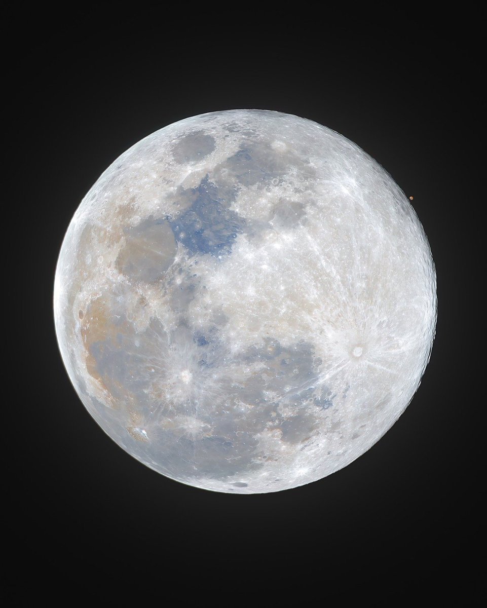 artindetails's tweet photo. wolf moon with mars peeking out https://t.co/DgbHOxgheC