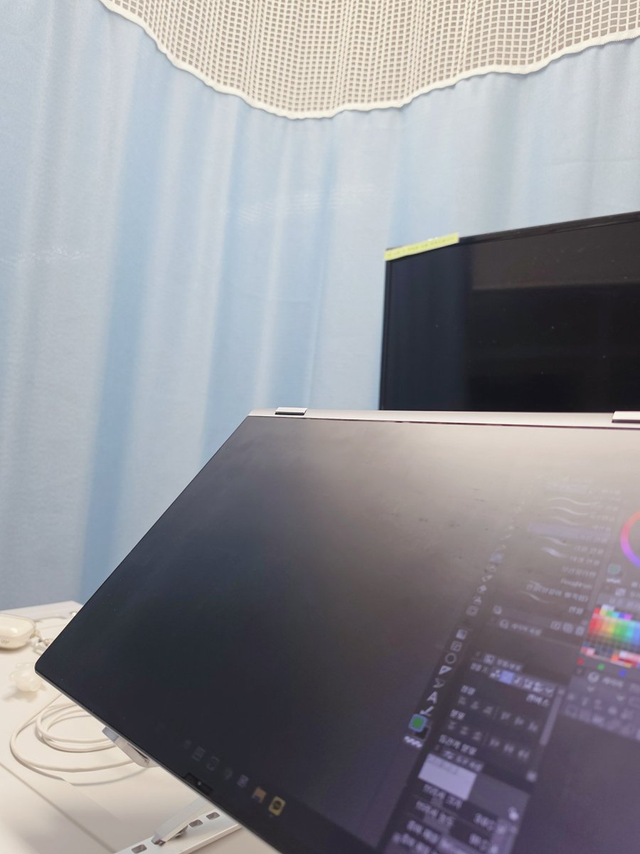 nejade_'s tweet photo. 경미한 접촉사고로 입원했는데 한참 불타는 엔진을 강제 중지시킨 느낌이어서 기분이 이상함. https://t.co/GPMwdO5eds
