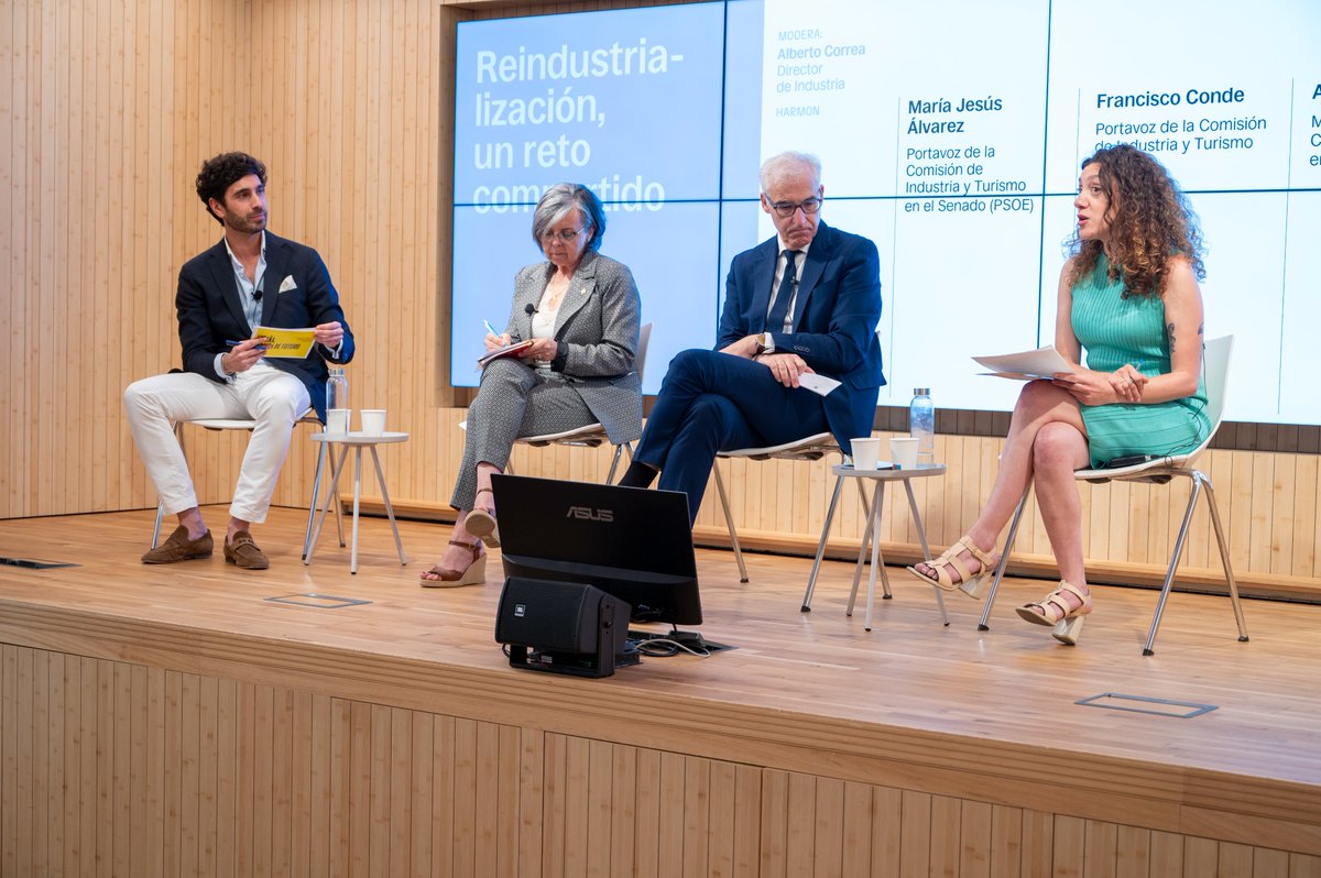 AinaVS's tweet photo. Queremos industria que fabrique aquí, forme aquí, pague salarios dignos aquí y se quede aquí.

La reindustrialización no va de regalar subvenciones, sino de construir empleo, soberanía y futuro.

Gracias @SomosHarmon por organizar una conversación tan interesante. https://t.co/n2EIna14Cp