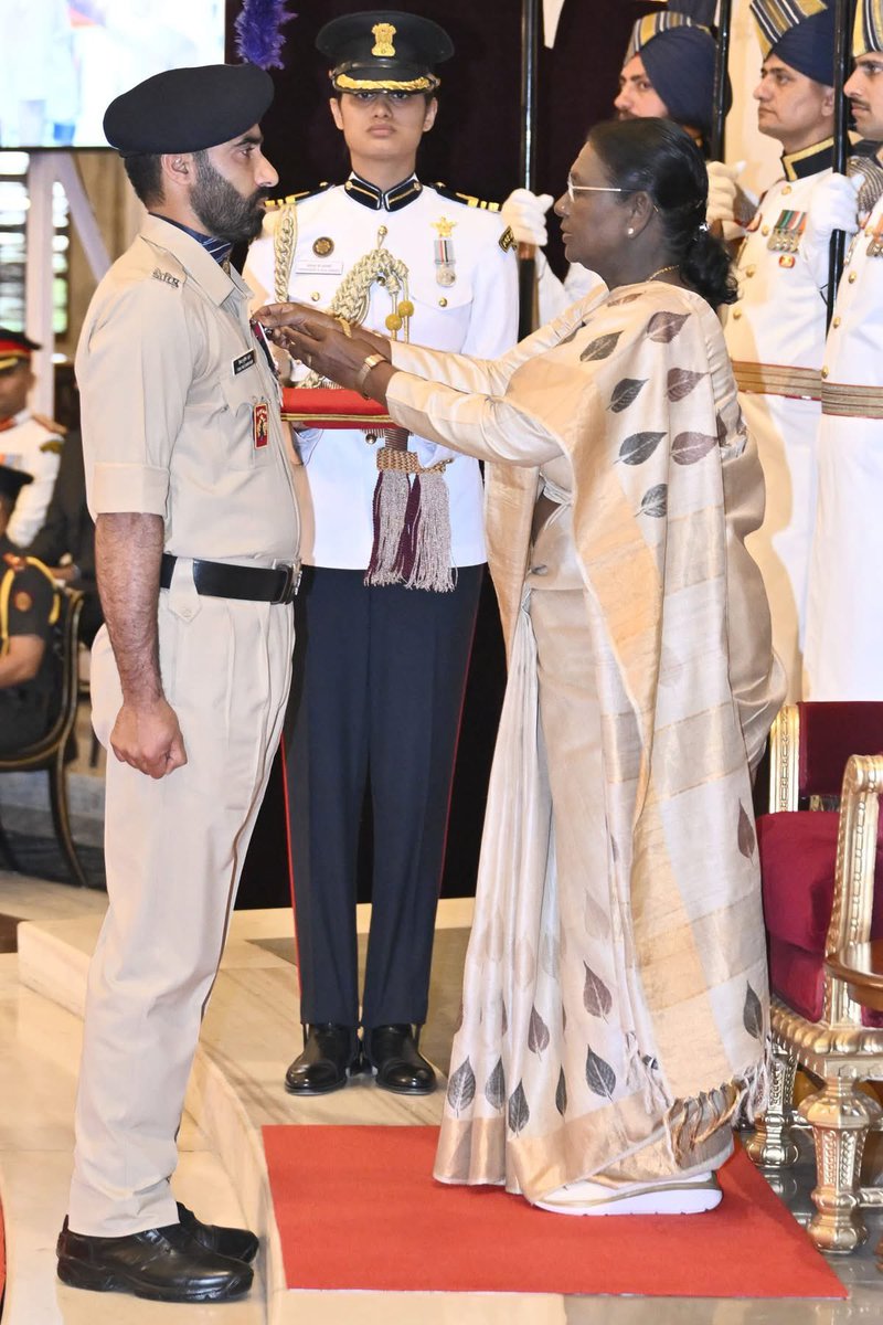 kamranalimir's tweet photo. A proud day for my village Iskanderpora.

Congratulations to Fida Hussain Dar of CRPF on being awarded the Shaurya Chakra for his exceptional bravery during a counter-terror operation in Nov 2024. Despite being wounded, he eliminated the terrorist and completed the mission. 🇮🇳 https://t.co/4h5ENjQp5E