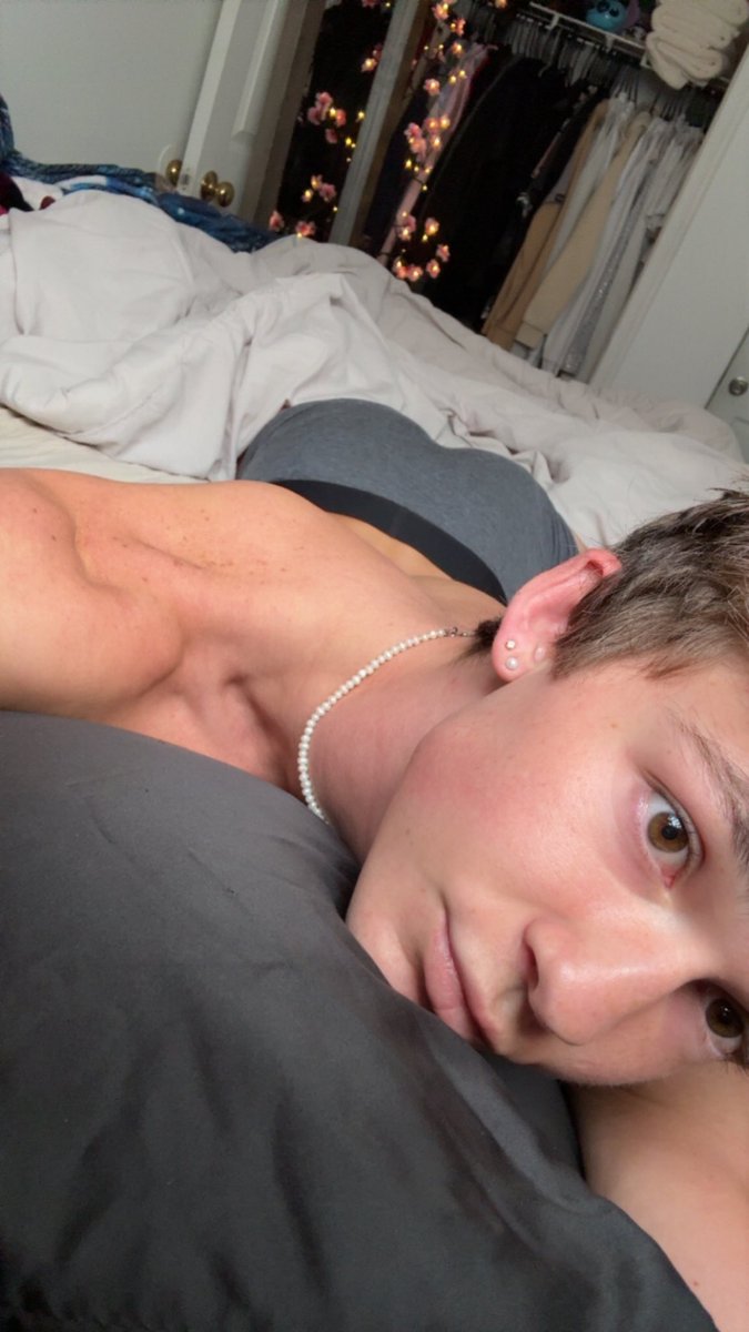 Twinkerbell2026's tweet photo. Goodmorning, I woke up this morning and couldn’t find my waist😟 need a big strong man to wake up to to keep his hands on it so ik where it is heheh🫣🤭 https://t.co/EnPEj8Xavh