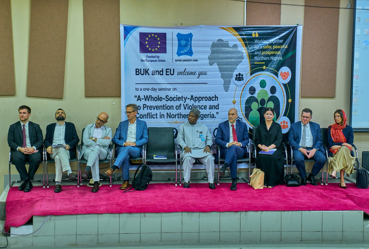MusaIdrisUmar1's tweet photo. Ta yaya al’umma za su hana rikice-rikice?

Tambayar ta hada Jakadan Tarayyar Turai, Gautier Mignot, da sauran masu ruwa da tsaki a Jami’ar Bayero domin tattauna zaman lafiya da tsaro.
@EUinNigeria @GautierMignot2
#EUinNigeria #TeamEurope https://t.co/t1cvYkWTQ9