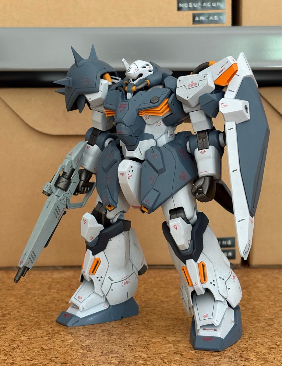 kwi_chang's tweet photo. 11月のイベントまで5ヶ月切ったのでLEGOも触らんとなぁ…と思いつつもお脳がプラモモードから切り替わらん。2体目に手を入れ出したら、いよいよ新作危うくなりそうだし、LEGOのアイデアは降りて来ないし、どうしたもんか。 https://t.co/cEMVPzAKsB