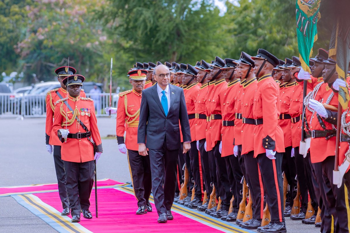 SuluhuSamia's tweet photo. Mwaka huu Tanzania na Singapore tunaadhimisha miaka 45 ya uhusiano wetu ambapo kwa upekee leo tumempokea Rais wa Singapore, Mheshimiwa Tharman Shanmugaratnam, Ikulu jijini Dar es Salaam. Hii ni historia na heshima kwa nchi yetu kwani ni mara ya kwanza Rais wa nchi hiyo kutembelea Tanzania, hatua inayodhihirisha dhamira yetu ya kukuza ushirikiano kwa manufaa ya nchi zetu na watu wake.

Baada ya mazungumzo yetu, tumeshuhudia utiaji saini mkataba na hati nne za makubaliano zinazolenga kufungua fursa mpya katika biashara, uwekezaji, kuwezesha vijana kupitia elimu ya ujasiriamali, ujuzi na ubunifu hasa katika uchumi wa kidijitali.  Aidha, tumekubaliana kuimarisha ushirikiano katika sekta ya kilimo sambamba na kuanzisha mfumo wa pamoja wa mashauriano utakaosaidia kuratibu utekelezaji wa makubaliano yetu na kushughulikia changamoto kwa ufanisi na kwa wakati.

Katika hatua nyingine, nimeikaribisha Singapore kufungua ubalozi wake nchini ili kurahisisha utekelezaji wa makubaliano haya na kuimarisha zaidi uhusiano wetu.