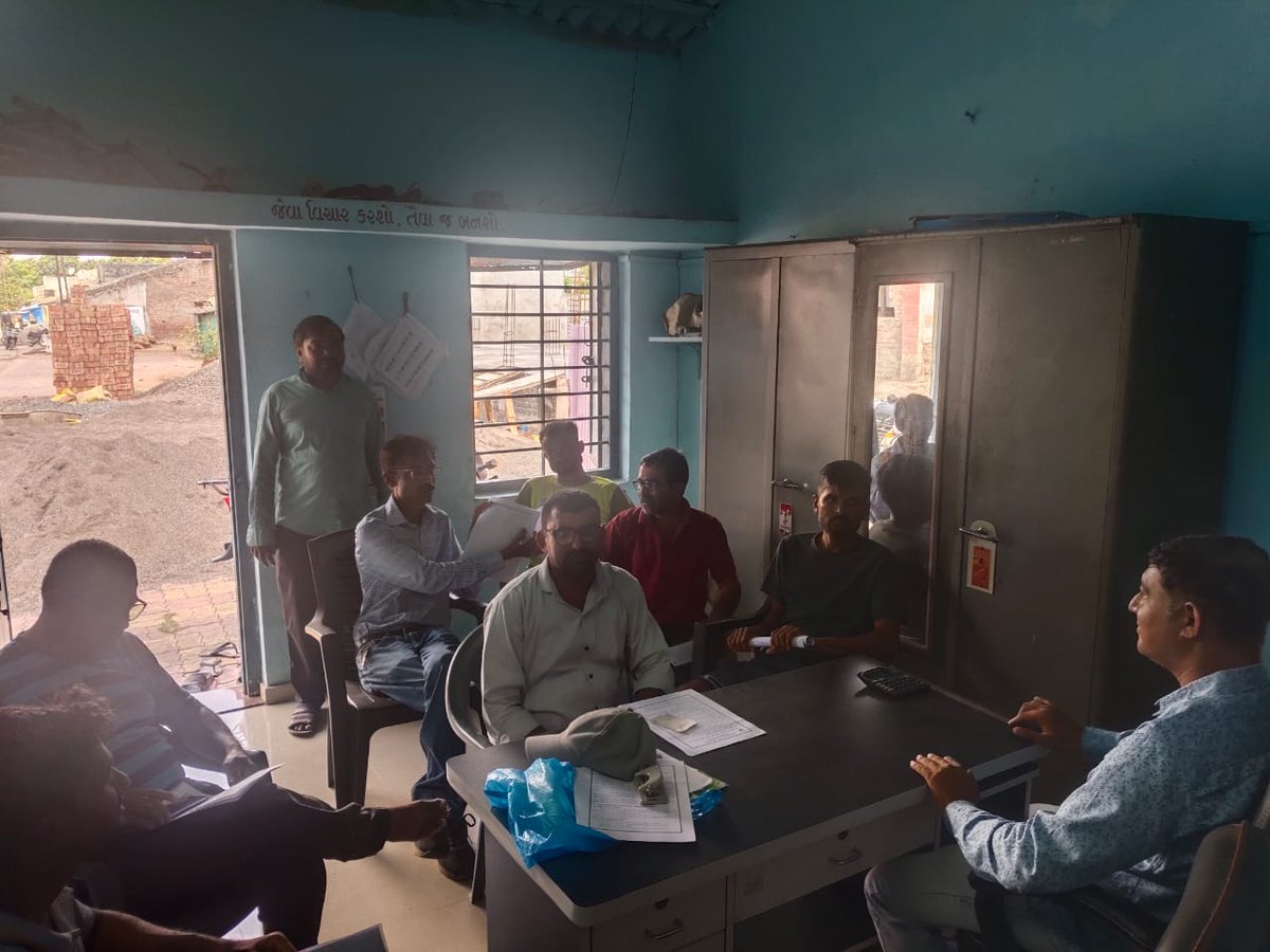 daosurat5's tweet photo. ૯-૬-૨૬ નાં રોજ રા.ખાના સંકલિત ઉપયોગના જાગૃતિ આભિયાનમાં સુરતમાં ૨0 ગામોમાં કાર્યકર્મ યોજાયેલ જેમાં ખેડૂતો હાજર રહેલ તથા યુરિયા અને ડી.એ.પી.નો ઓછા ઉપયોગ અને અન્ય ખાતરો SSP,NPK નેનો યુરિયા,નેનો DAP બાયો ખાતર,સેન્દ્રીય ખાતરો, વર્મી કમ્પોસ્ટ,જીવામૃત,વાપરવા ખેડૂતોને જાગૃત કર્યા https://t.co/jfVoWvOIaZ