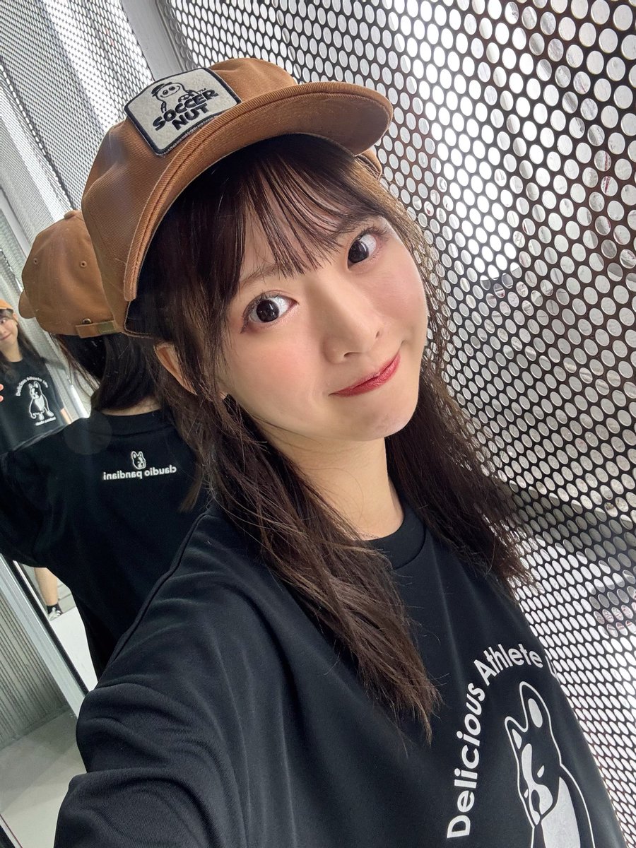 macyacyarin's tweet photo. 今日は「claudio pandiani / soccer junky 27SS Collection」モデルの撮影をしてきました📷@junky_official 🎽

カジュアルウェア、スポーティーなのに普段使いしやすくて着心地も抜群でした
写真お楽しみに

↘︎カメラマンさんにぱみぃ(@pamii_f7 )のピックをあげたらスマホケースに入れてた🫣💭 https://t.co/AFWk6Dmi3D