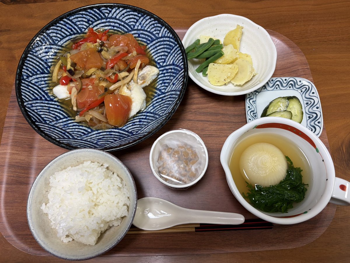 catthecartwheel's tweet photo. めし〜。無農薬農家の友人の野菜で。
玉ねぎ丸ごとスープ、鱈の餡掛けに茄子と玉ねぎ入ってます。
あと、きゅうりの糠漬け。
今日のお天気はひんやりでした。

#washoku #和食
#cat #ねこ　#猫
#vegitable #野菜 https://t.co/KpYhdLAvsg