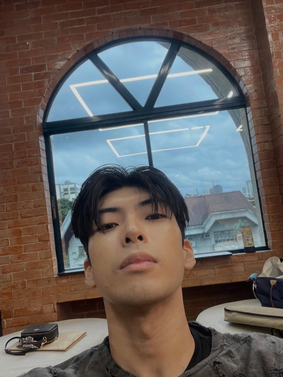 ishifully's tweet photo. can any sb19 or xonara fans confirm if sa 1z ent building ito? 😮 #wrive_ishiro https://t.co/4UpE0c57Ul