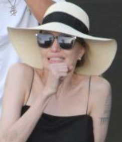 HanMu604's tweet photo. new meme dropped😆🤣 #AngelinaJolie https://t.co/LS1NnQK5Wk