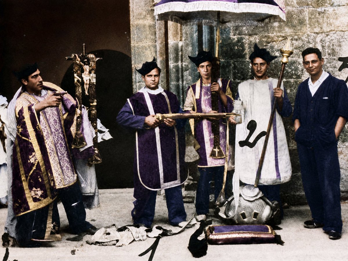 JavierBerzosa's tweet photo. Resulta distópico ver que los "rojos" españoles aplauden al Papa y comparten su discurso.

La Historia nos demuestra justo lo contrario.

En el marco temporal de toda la Segunda República y la posterior Guerra Civil (período de 1931 a 1939), las cifras totales consolidadas por el consenso historiográfico reflejan la magnitud de la violencia republicana anticlerical en España.

Esa violencia y esos asesinatos fueron cometidos por el PSOE, el PCE-PSUC, CNT-FAI, ERC. Prácticamente los que están en el Gobierno de España o lo apoyan.

El balance global acumulado desde mayo de 1931 hasta el fin de la contienda en 1939 sitúa el número de edificios religiosos destruidos o dañados en unos 20.000, mientras que el total de eclesiásticos asesinados asciende a 6.866 víctimas documentadas, sumando además a varios miles de laicos ejecutados por su fe. 

Este proceso represivo y de destrucción se desarrolló principalmente en tres oleadas sucesivas:

1. La Quema de Conventos (Mayo de 1931):
Apenas un mes después de proclamarse la Segunda República, se desató el primer estallido de violencia anticlerical espontánea y organizada en varias ciudades españolas (como Madrid, Málaga, Sevilla y Alicante): 

* Iglesias y conventos dañados: Alrededor de 100 edificios religiosos fueron incendiados, saqueados o asaltados.

* Pérdida patrimonial: Se perdieron importantes bibliotecas históricas (como la de los Jesuitas en Madrid) y valiosas tallas artísticas.

* Víctimas mortales: No hubo una persecución directa y sistemática de personas; pero se registraron 4 muertes civiles derivadas de los disturbios.

2. La "Revolución" de Asturias (Octubre de 1934), del PSOE

Fue el precedente violento más directo antes de la guerra, concentrado fundamentalmente en la cuenca minera asturiana y Oviedo:

* Iglesias y templos dañados: Decenas de templos resultaron destruidos. Destaca la voladura de la Cámara Santa de la Catedral de Oviedo y la destrucción del Palacio Arzobispal.
 
* Eclesiásticos asesinados: Se documentaron 34 víctimas religiosas en la provincia (entre ellos los conocidos como los Mártires de Turón y varios seminaristas de Oviedo.

3. La Guerra Civil Española (1936-1939)
Representa el período de máxima intensidad destructiva y represiva en la retaguardia republicana, concentrada sobre todo entre julio y diciembre de 1936:

* Iglesias afectadas: La inmensa mayoría de las 20.000 iglesias, basílicas y catedrales vandalizadas o quemadas en el cómputo global corresponden a estos años. En extensas áreas de la zona republicana (salvo en el País Vasco), el culto católico quedó totalmente prohibido y los templos fueron incautados para servir como almacenes, garajes o mercados.

* Desglose del clero asesinado (6.832 víctimas en este período):
* 13 obispos.
   * 4.184 sacerdotes diocesanos y seminaristas.
   * 2.365 religiosos (frailes y monjes).
   * 283 religiosas (monjas).
 
* Laicos y católicos civiles asesinados: Aunque es difícil separar las ejecuciones estrictamente religiosas de las motivaciones puramente políticas, la historiografía estima que más de 4.000 civiles católicos perdieron la vida de forma violenta en las checas y los "paseos" por su estrecha vinculación con la Iglesia o por el hecho de auxiliar a religiosos ocultos.

A diferencia del clero (cuyas bajas de 6.832 eclesiásticos están perfectamente contabilizadas con nombres y apellidos), determinar la cifra exacta de civiles o seglares asesinados por motivos puramente religiosos es complejo. En la retaguardia republicana, las ejecuciones de civiles a menudo mezclaban la militancia católica con razones de clase social, simpatías políticas derechistas o la condición económica de la víctima, cuyos números no se recogen en este post.

Eran militantes de organizaciones católicas, como Acción Católica,  o protectores del clero o religiosos perseguidos por los izquierdistas, o presidenres de cofradías, catequistas o padres de familia que se negaron a renegar de su fe.

A fecha de hoy, 2.000 son beatos.