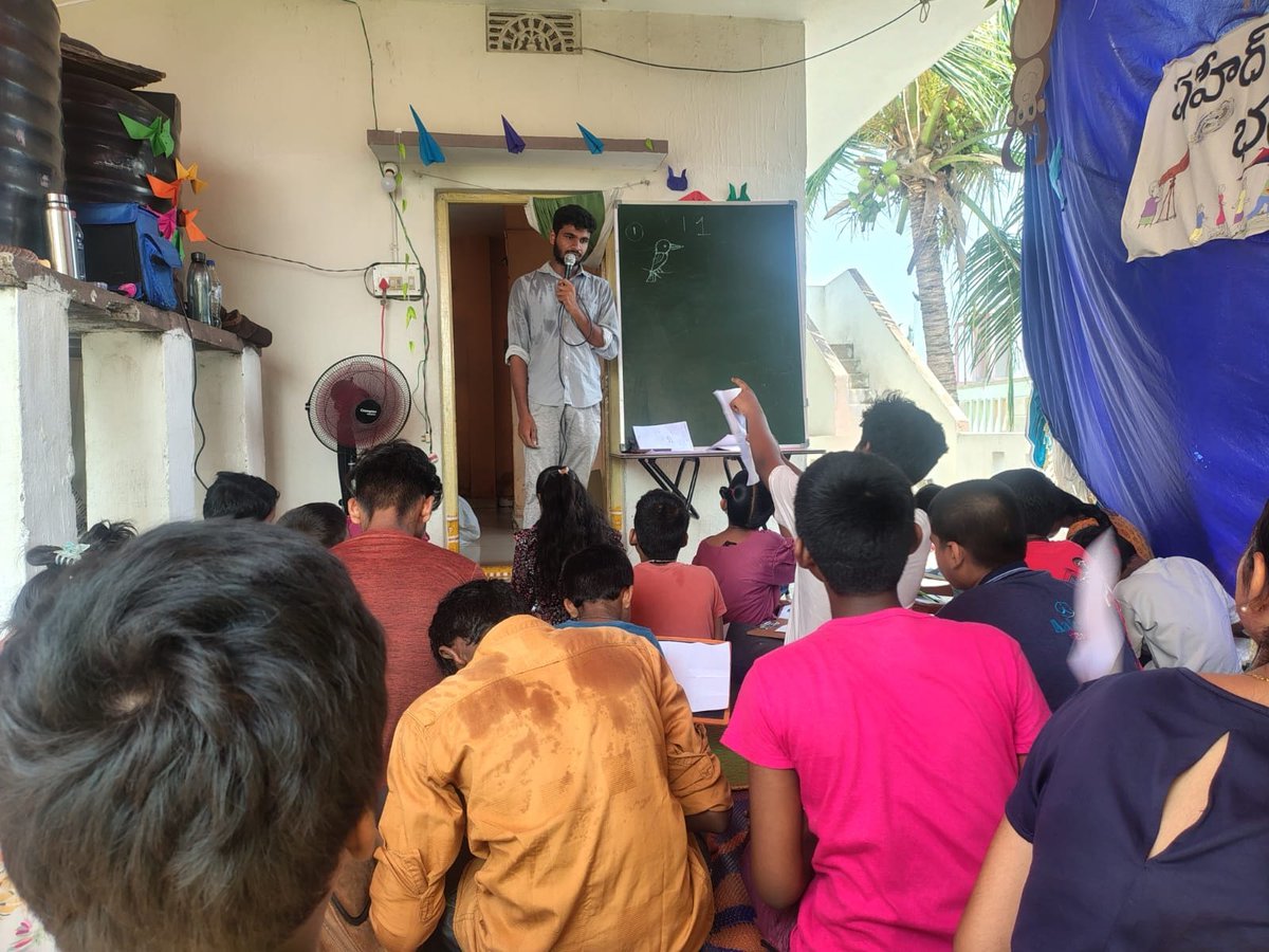 SBSLibraryVizag's tweet photo. విశాఖపట్నం పెదజాలారిపేట లో షహీద్ భగత్ సింగ్ లైబ్రరీ నిర్వహించిన సమ్మర్ క్యాంప్ జూన్ 7న ముగిసింది. చివరి రెండు రోజుల్లో ఆటలు, పాటలు, మూవీ స్క్రీనింగ్ మొదలైన కార్యక్రమాలు జరిగాయి. 

1/ https://t.co/67c7p4kWBF