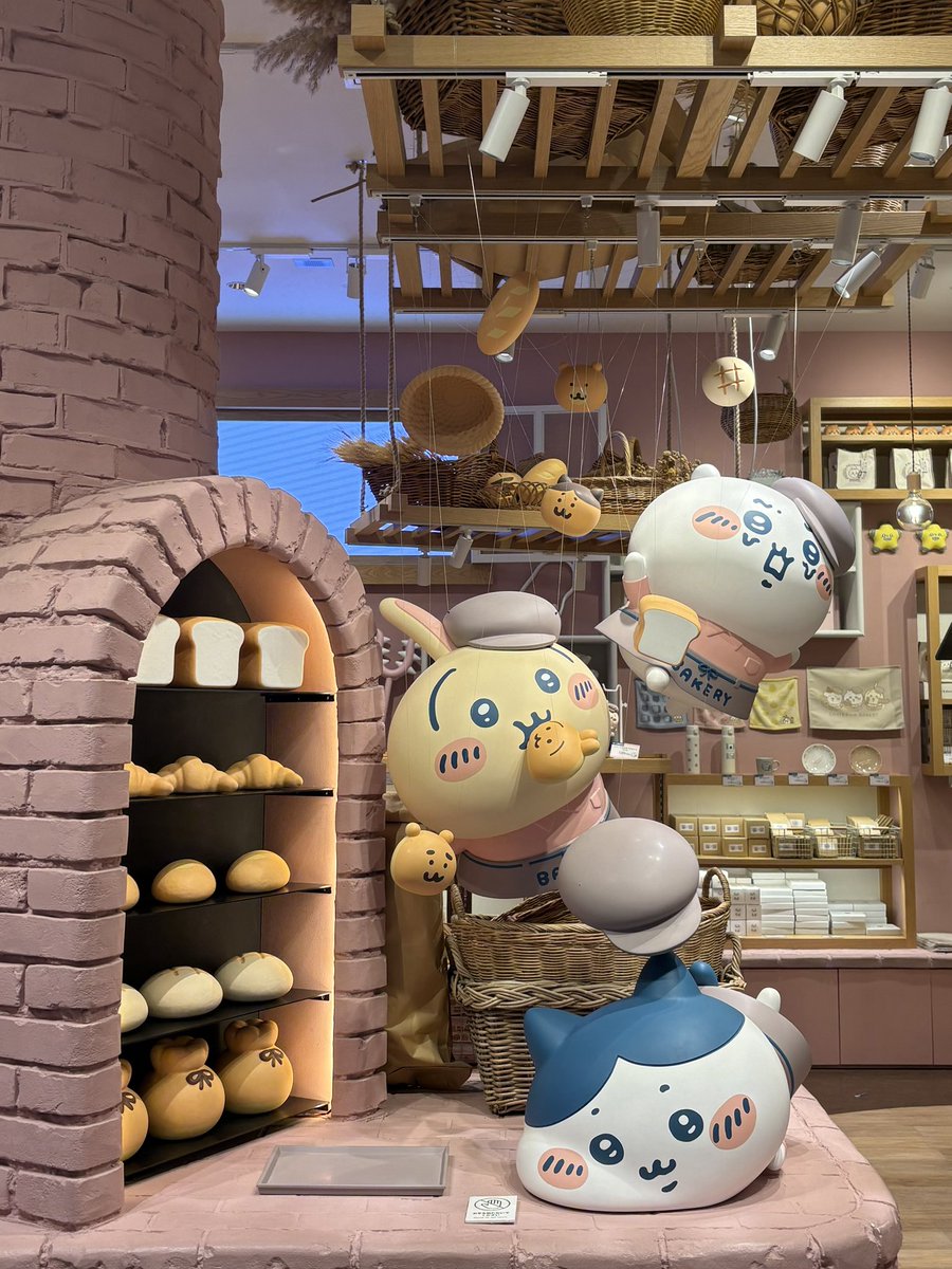 1moon_9's tweet photo. やっっと！ちいかわベーカリー行った🥐（遅）
あまりにも可愛すぎて食べられないよ、、、
なのでしっかりポーチをお迎えしてきました🫡幸せ空間だった〜🙂‍↕️ https://t.co/FFxL3NyC1z