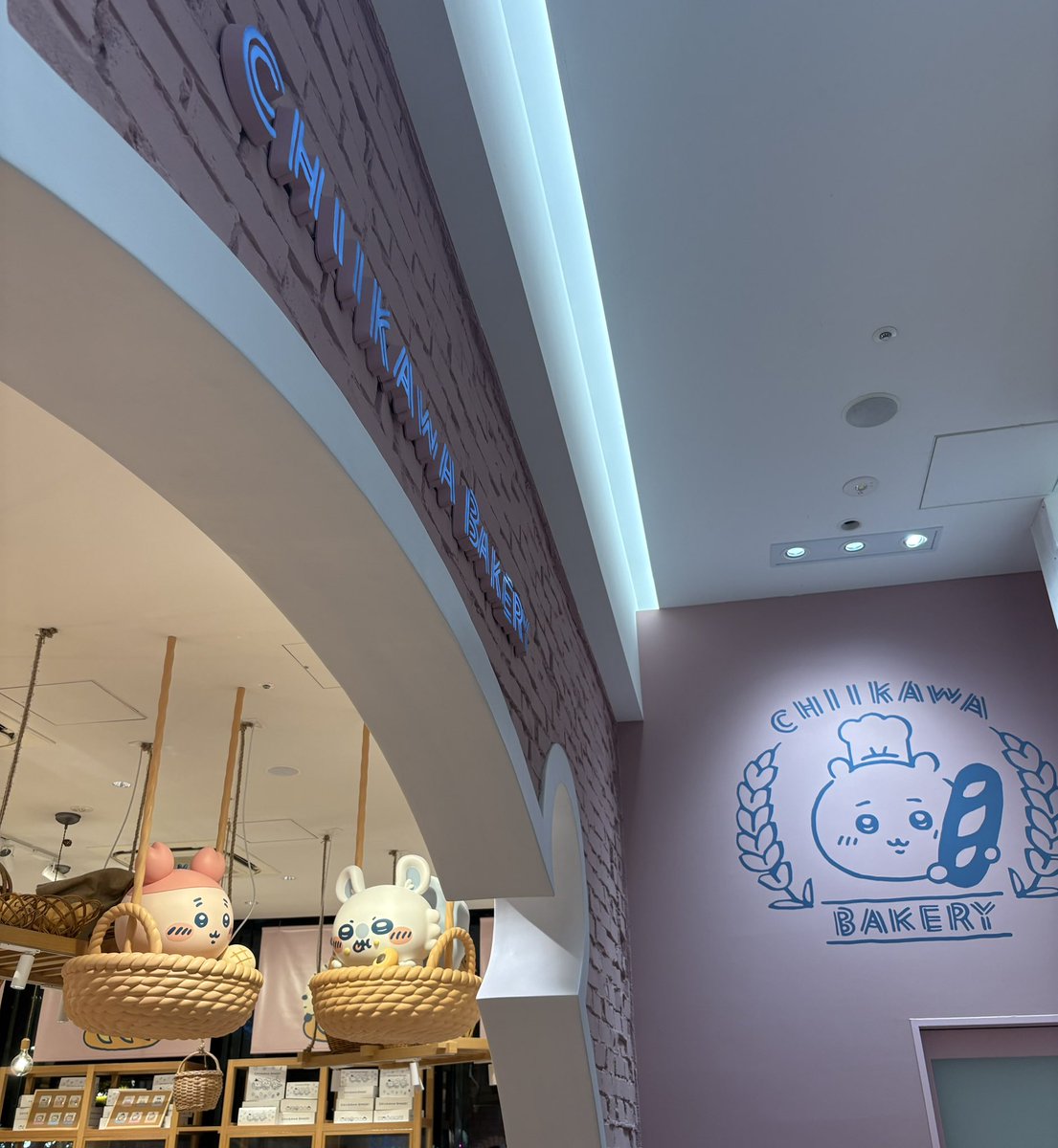 1moon_9's tweet photo. やっっと！ちいかわベーカリー行った🥐（遅）
あまりにも可愛すぎて食べられないよ、、、
なのでしっかりポーチをお迎えしてきました🫡幸せ空間だった〜🙂‍↕️ https://t.co/FFxL3NyC1z