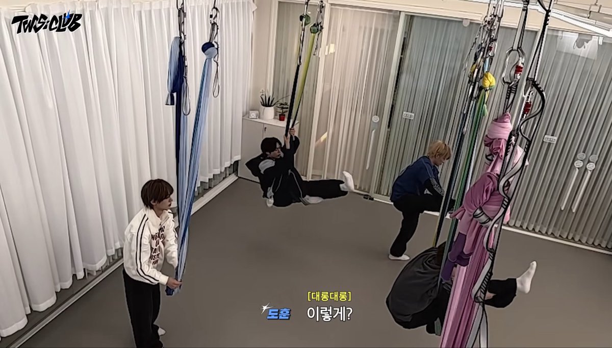 dohoonn2's tweet photo. 그네타는초딩한명잇어요 https://t.co/HdiMh0aXdv