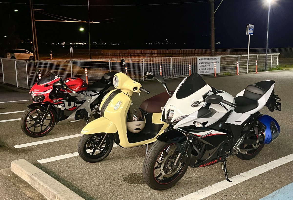 Zero_CEO's tweet photo. 出撃！トリオ夜駆け！
天気不順によりお預けになってた妻夜練が再開。
随分と走りたかったようです。
シーサイドのコンビニまで行ったら三度目ましてのGB350の青年とエンカウント。本日は4輪でしたが。
妻は確実に楽しみながら乗れているみたい。慣れ過ぎ注意で頑張ろう。
#GSXR125
#GSX250R
#Fazzio https://t.co/BEreSBvcaj