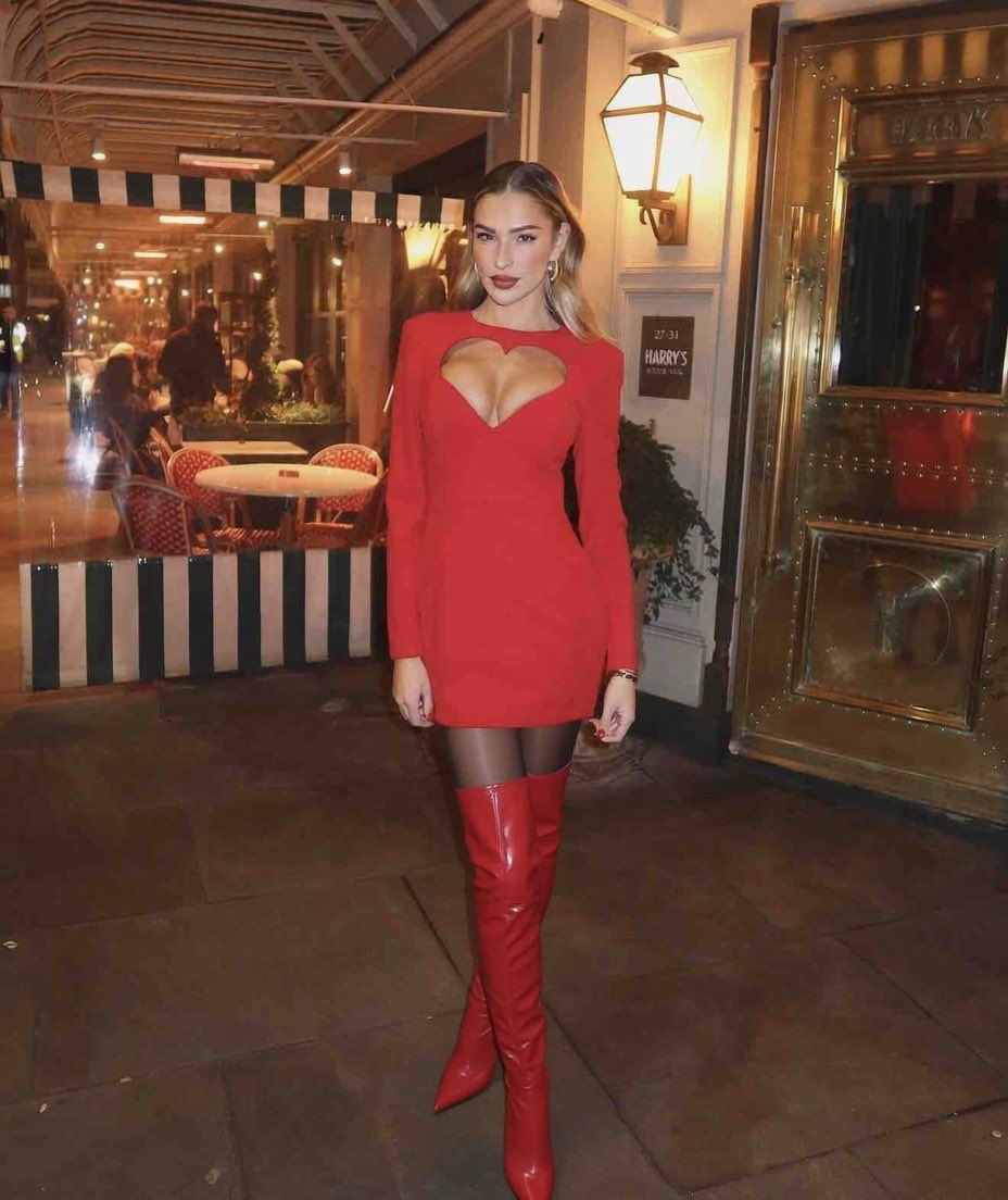 @CelebSirenPics tweet media