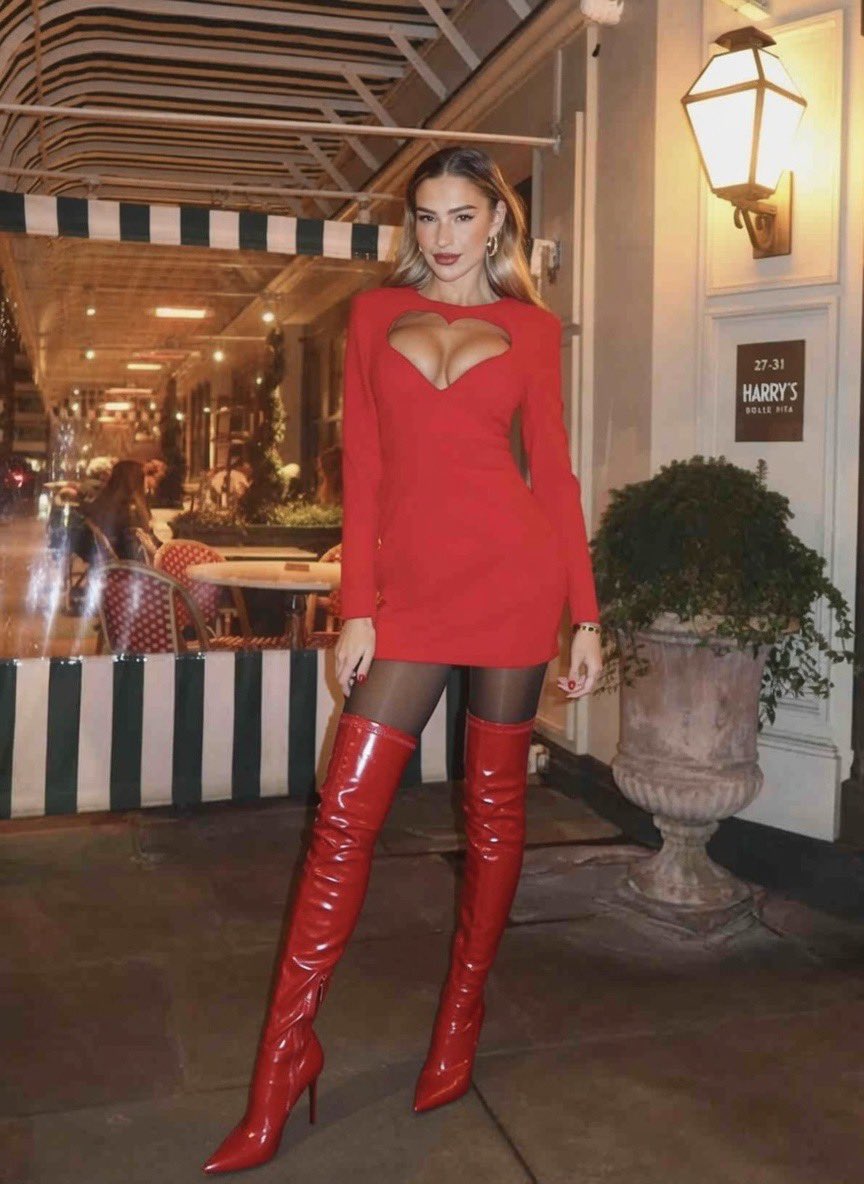 @CelebSirenPics tweet media
