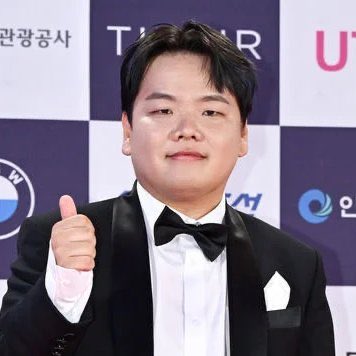 FareaNFts's tweet photo. he scanned millions of people's palms, dumped the token on them, and his bio still says "building for humanity" 😭

meet @terencekwok

the guy behind humanity protocol

first time around:
- dropped out at 19 to found tink labs
- raised $200M from softbank, foxconn and more
- made forbes 30 under 30 asia
- called himself one of asia's great entrepreneurs

then this happened:
- grew too fast with no real business model
- cash disappeared somehow
- employees in europe went unpaid
- offices shut overnight
- insolvency proceedings in multiple countries
- left a trail of unpaid vendors, staff, and investors
- nearly bankrupt
- quietly disappeared from public life

most people would take that as a sign to stop

he took it as a warm up

the second act:
- came back in 2023 with a new idea
- "what if we verify humans on blockchain using palm scanning"
- raised $50M at a $1B valuation
- got pantera, jump crypto, animoca on board
- launched $H token
- promised a fairdrop to verified real humans
- millions signed up and scanned their palms

what the community says happened next:
- token dumped hard after launch
- airdrop allocations were tiny and disappointing
- insiders and VCs got better deals than the community
- same pattern as tink labs, promises first, exit second
- people who gave their biometric data got almost nothing in return

his bio says "building for humanity"

community says "building for liquidity"

dropped out at 19
screwed employees at 24
scammed airdrop farmers at 32

some people learn from failure

others just find new victims