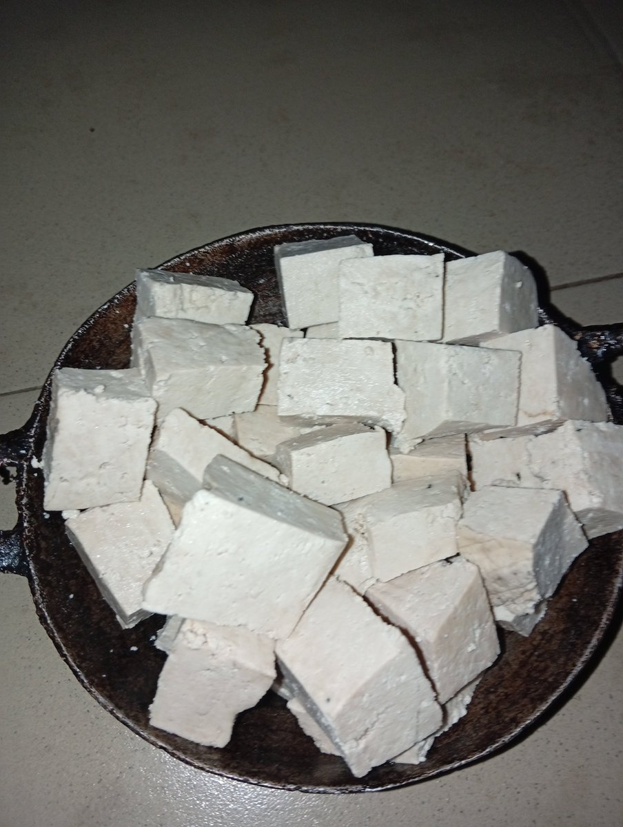therofiatabduls's tweet photo. Back home, Beske is just like any other protein. My mum buys it every time with Fish, Beef, and Ponmo.

This was last week when I brought some raw Beske from home. I cut them into smaller pieces, boiled them, then proceeded to fry.

Try hot fried Beske with grounded pepper even if it's once, then thank me later.