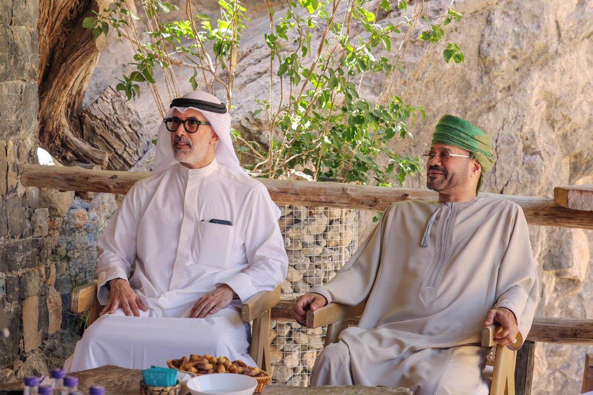 badralbusaidi's tweet photo. جولة ممتعة هذا اليوم مع معالي الشيخ جراح جابر الأحمد الصباح وأعضاء وفده من دولة الكويت الشقيقة. احتفينا معاً بمرور 55 عامًا على العلاقات الدبلوماسية العُمانية الكويتية في العصر الحديث، بينما استذكرنا ما وصلت إليه هذه العلاقات من تطور ونماء على مختلف المستويات، امتدادًا للوشائج  التاريخية الوثيقة والمتجذرة، وما تحمله من تطلعات وسمات مشتركة قائمة على وحدة المصير والأهداف والرؤى المتطابقة. أدام الله هذه الصلات الحميمة ومشاعر الألفة والتعاون والمحبة بيننا ومع جميع ابناء منطقتنا.