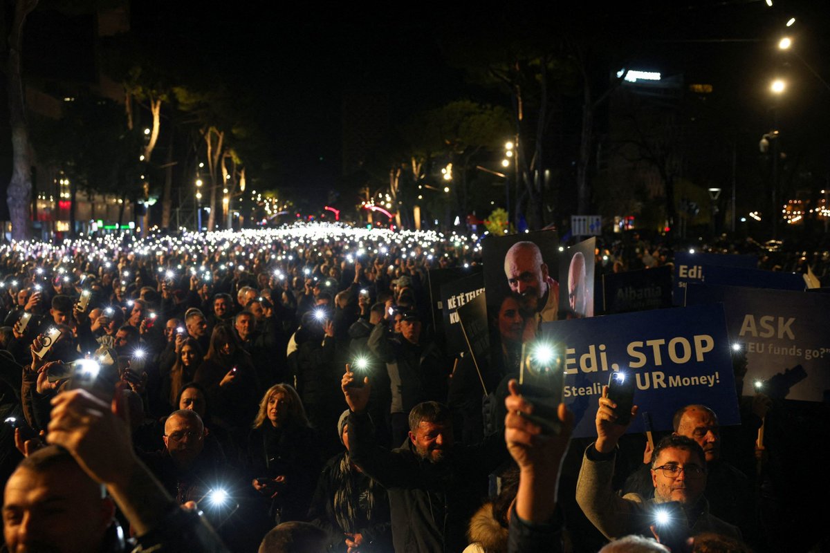 PGPapanikolaou's tweet photo. Μπράβο σου Αλβανέ - Αλβανέ που δεν θα γίνεις Έλληνας ποτέ να κοιτάς σαν χάνος τους κλέφτες που σε κυβερνάνε καθώς ξεπουλάνε την χώρα σου κι απλά να μουρμουράς στον καναπέ ψάχνοντας για Μεσσίες που θα σε ξαναπροδώσουν αντί να βγεις στους δρόμους και να πάρεις τα λαμόγια στο κυνήγι https://t.co/O1kZ0mG6F1