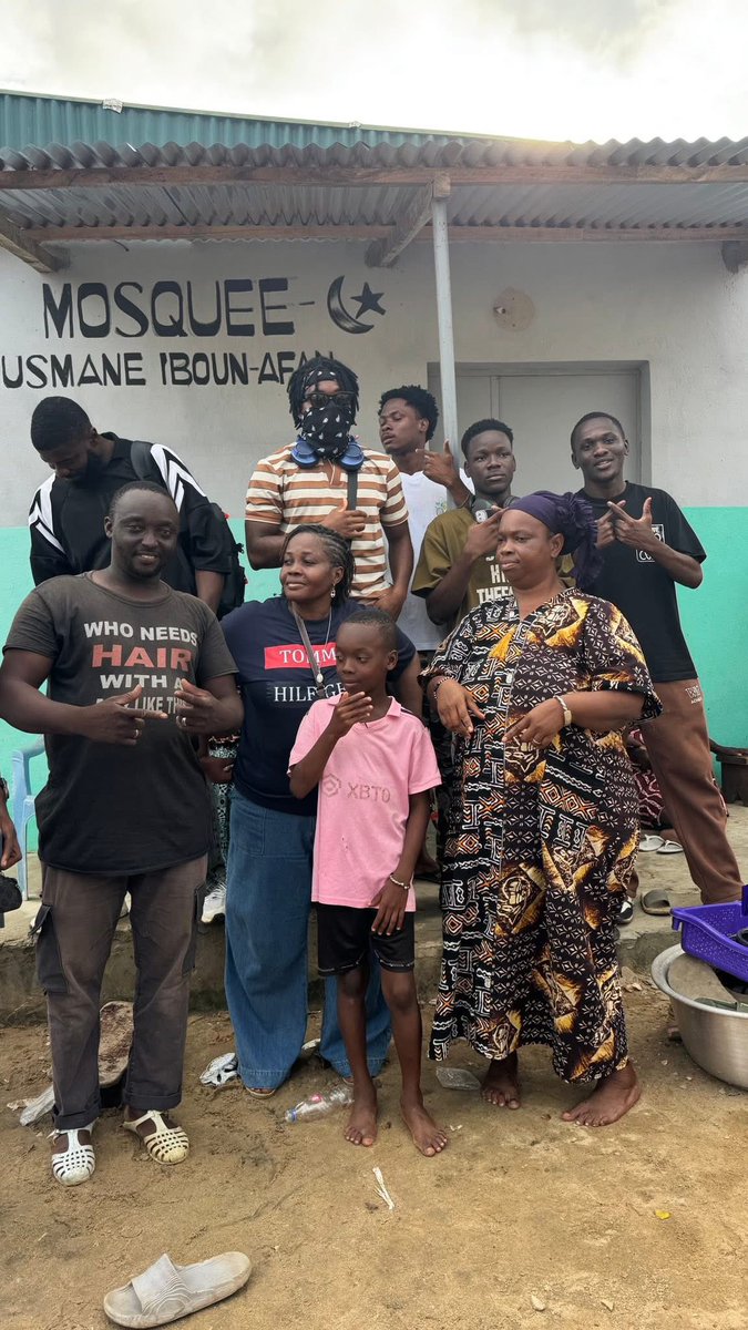 SEKIVOIRE's tweet photo. L’Ultra Yvan Anthony Anvo a organisé une cagnotte qui a rassemblé 1 million de francs, qu’il a remis au jeune garçon et à sa famille, qui ont récemment été déguerpis de chez eux. ⚔️❤️🇨🇮 https://t.co/S5RuEHndiP