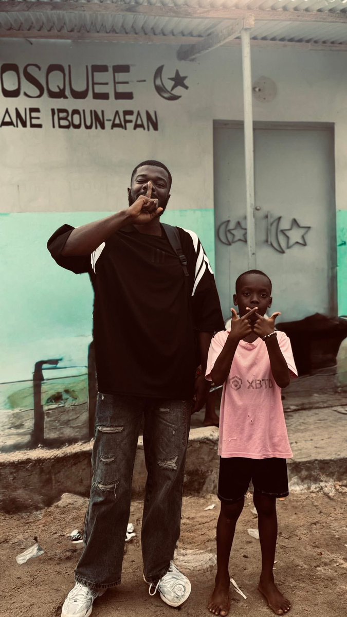 SEKIVOIRE's tweet photo. L’Ultra Yvan Anthony Anvo a organisé une cagnotte qui a rassemblé 1 million de francs, qu’il a remis au jeune garçon et à sa famille, qui ont récemment été déguerpis de chez eux. ⚔️❤️🇨🇮 https://t.co/S5RuEHndiP