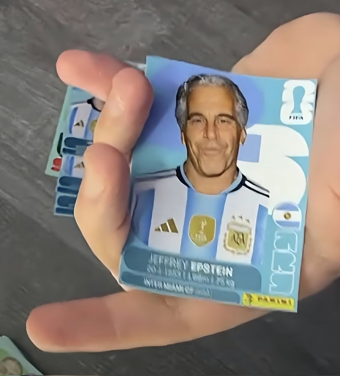 IsaacVtuber11's tweet photo. Compré las figus del mundial y miren quien me tocó https://t.co/B42StxW0xq