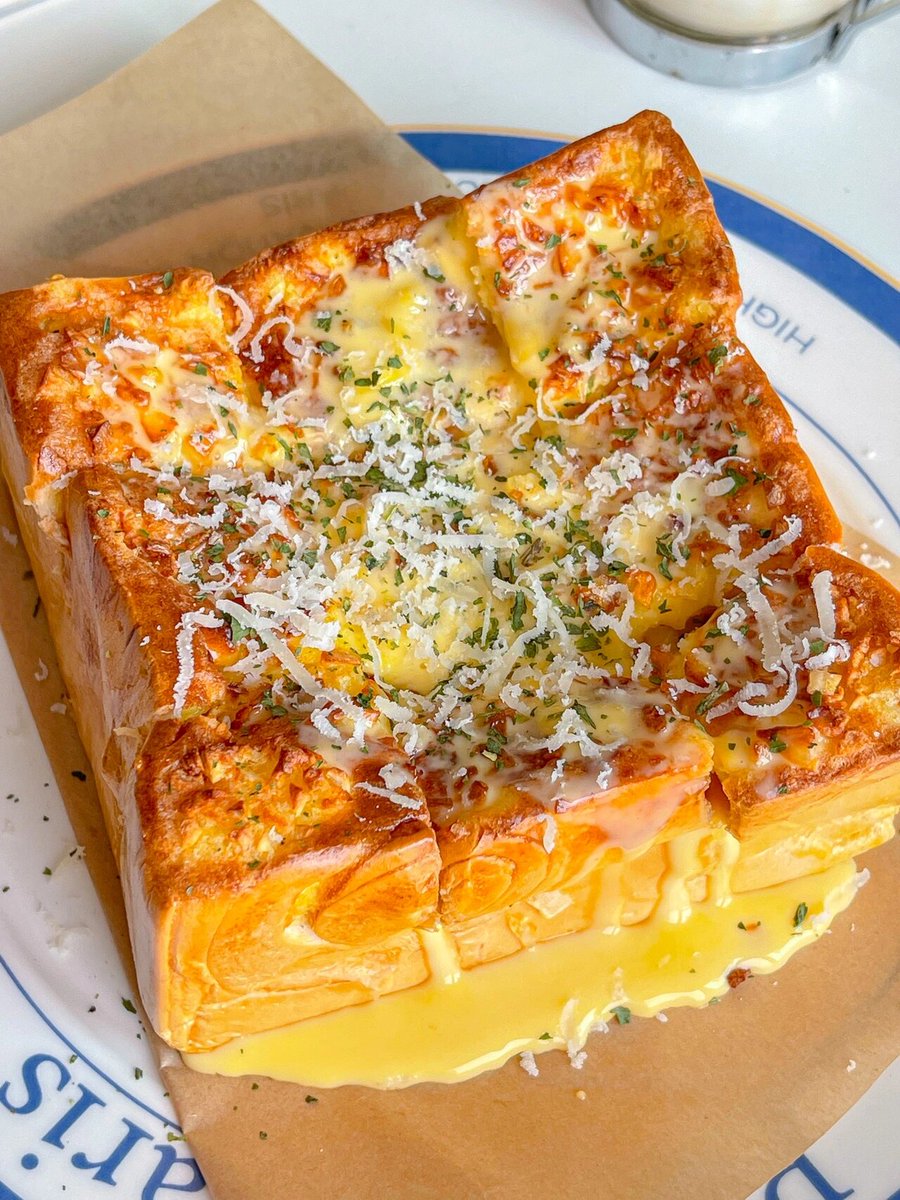 rlaa_z's tweet photo. Homemade garlic butter toast with melted cheese and a sprinkle of parsley—quick, cozy, and way better than takeout!  #HomeCooking https://t.co/Yoii3BCvf9