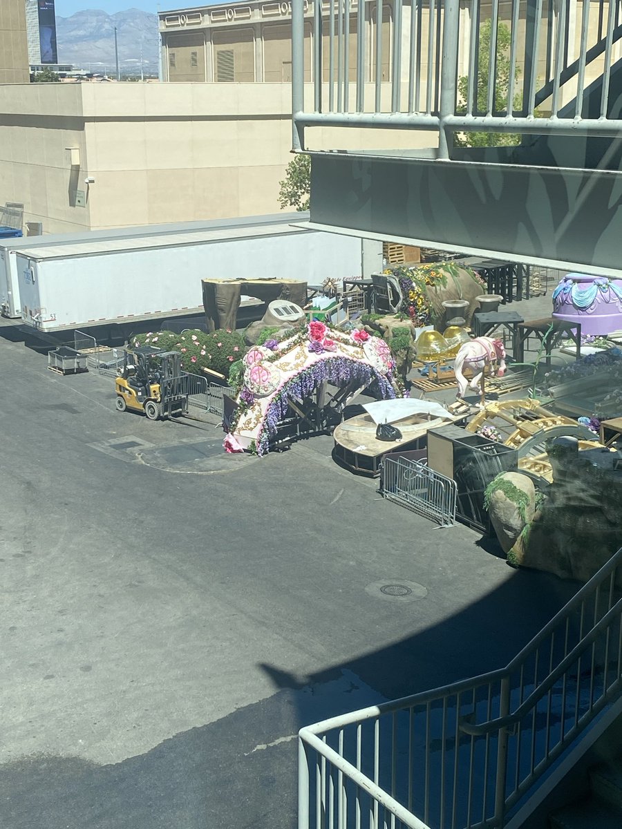 MrsLedr's tweet photo. Less glamorous view of the Bellagio Conservatory elements. https://t.co/5XfE6UdlBq