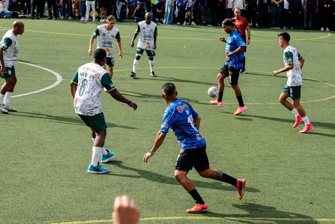 BDT_VE's tweet photo. ¡Estamos contigo en tu pasión por el deporte!

Vivimos juntos la Liga Monumental en el Polideportivo Mesuca en Petare, donde participó la estrella del futbol Ronaldinho.

¡Más deporte, más vida! https://t.co/kntrDlv1DG