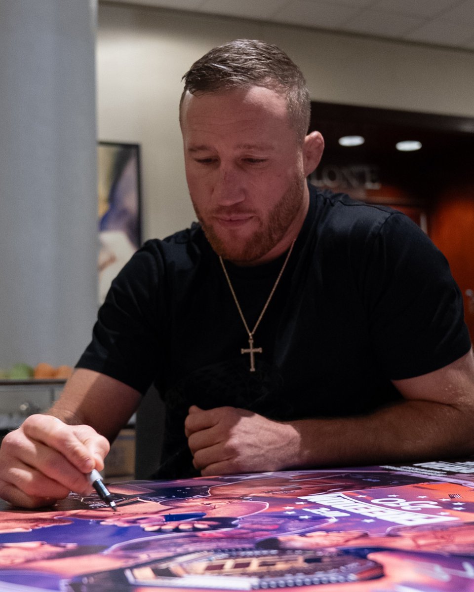 ufc's tweet photo. Clocked in for Fight Week✍️

@Justin_Gaethje is on the ground in Washington, D.C. for #UFCWhiteHouse

[ SUNDAY JUNE 14 | LIVE at 8pmET on @ParamountPlus | Title fights presented by @Cryptocom ] https://t.co/bC8xTgODju