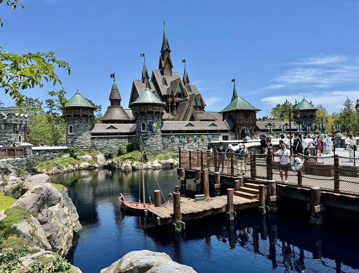 SoCal360's tweet photo. After visiting all the Frozen Lands around the world, the BEST Frozen Land goes to Hong Kong Disneyland!❄️

1st place : Hong Kong Disneyland 🇭🇰
2nd: Tokyo DisneySea (3rd photo) 🇯🇵
3rd: Disney Adventure World Paris (4th pic)🇫🇷
4th: Epcot 🇺🇸 https://t.co/1xxlNPlTrJ