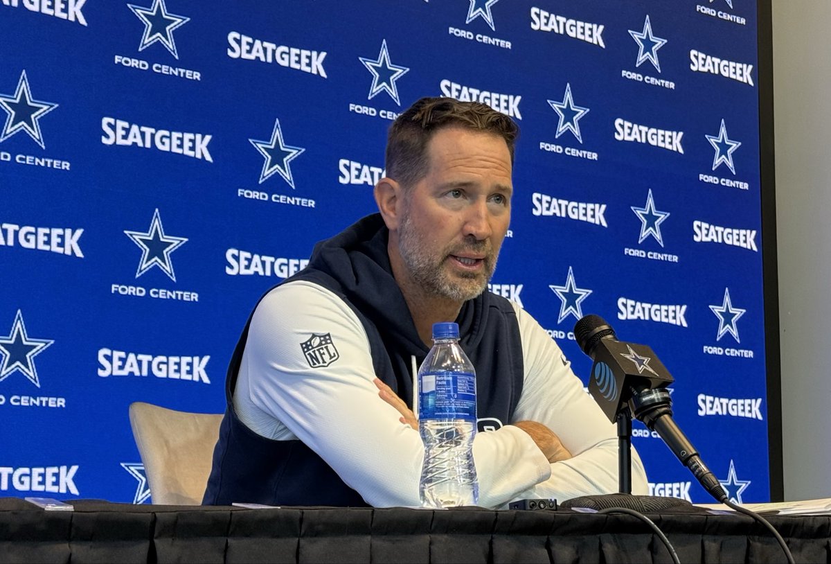 BlueStarBrasil's tweet photo. Principais destaques da coletiva de Brian Schottenheimer antes das OTAs dos Cowboys:

A disputa pela vaga de QB2 segue totalmente aberta entre Joe Milton e Sam Howell. Os dois estão dividindo igualmente as repetições com o segundo time, e Schottenheimer acredita que será uma competição muito interessante durante a pré-temporada.

George Pickens segue ausente das OTAs. O técnico disse que espera contar com o WR no minicamp obrigatório da próxima semana, mas revelou que o jogador ainda não confirmou sua presença. Quando estiver integrado ao grupo, os Cowboys pretendem aumentar sua carga de trabalho gradualmente para evitar lesões.

Schottenheimer também fez muitos elogios a Jaydon Blue e afirmou que o RB evoluiu drasticamente em relação ao ano passado. Segundo o treinador, ele tem tudo para ser uma peça importante do ataque nesta temporada.

Atualização do departamento médico:

• DaRon Bland segue se recuperando de uma lesão no pé;
• Jonathan Mingo (virilha) e Jalen Thompson (peitoral) trabalharam separadamente;
• Donovan Ezeiruaku ficou fora das atividades;
• Matt Hennessy passará por uma cirurgia no pescoço e deve iniciar o training camp na lista PUP.

Além de Pickens, CeeDee Lamb também não participou das atividades, mas sua ausência foi justificada pela equipe.