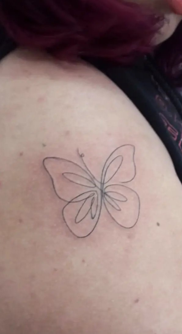 gloss039's tweet photo. @jkootete tengo tres, por ahora. una de everythingoes, una de butterfly con las lineas que aluden la era ly y el 🎈 (no se como se dice balão en español sry ㅜ ) del young forever :) https://t.co/Obq1QLQHtL