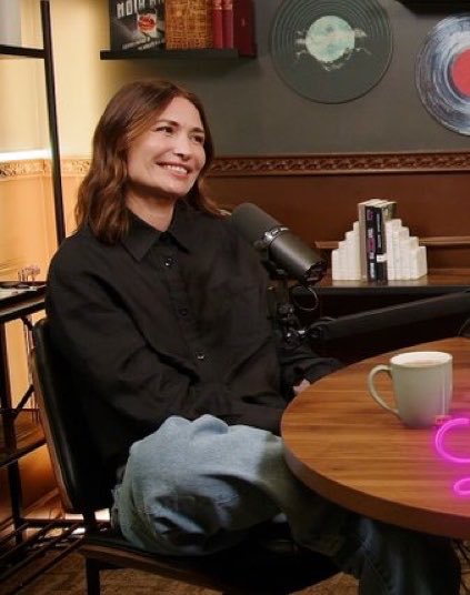zosialicent's tweet photo. BUTTON DOWN AND JEANS AND THE WAY SHES SITTING AND THE HAIR DOWN- https://t.co/uDIVP77Vwq