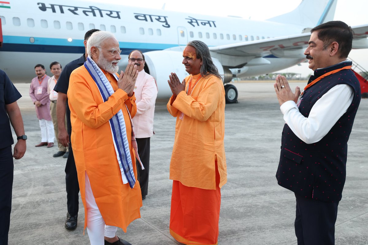 pathaksshushil's tweet photo. @narendramodi वैश्विकप्रभामंडल केस्वामीभारतकेलोकतांत्रिक इतिहासकेसर्वा��िकलम्बेसमयतक प्रधानमंत्रीरहनेकारिकार्डलिखनेवाले हमारयशस्वीप्रधानमंत्रीआदरणीयश्री नरेन्द्रमोदीजीकोश्रीशिर्डीसाईं खाटूश्यामसर्वदेवमंदिरश्यामगंजबरेली औरन्यासकीतरफसे हार्दिक बधाईऔर‌ अभिनंदन।

      पं सुशील पाठक https://t.co/Hlh32U6Gxi