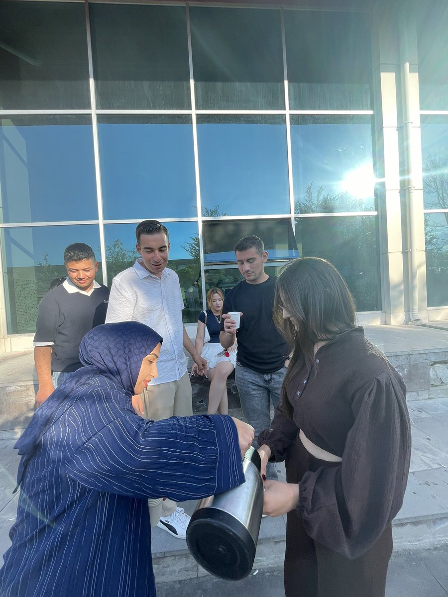 uniaknigdee's tweet photo. ☕📚 Final Haftası Kahve Molası etkinliğimizin 2. gününde de genç kardeşlerimizi yalnız bırakmadık.

ÜNİAK Niğde olarak Sabiha Şahenk Kütüphanesi önünde öğrencilerimize kahve ikram ederek yoğun sınav temposuna kısa bir mola verdik.

Tüm arkadaşlarımıza başarılar diliyoruz. ☕✨ https://t.co/1H3QPdGNWR
