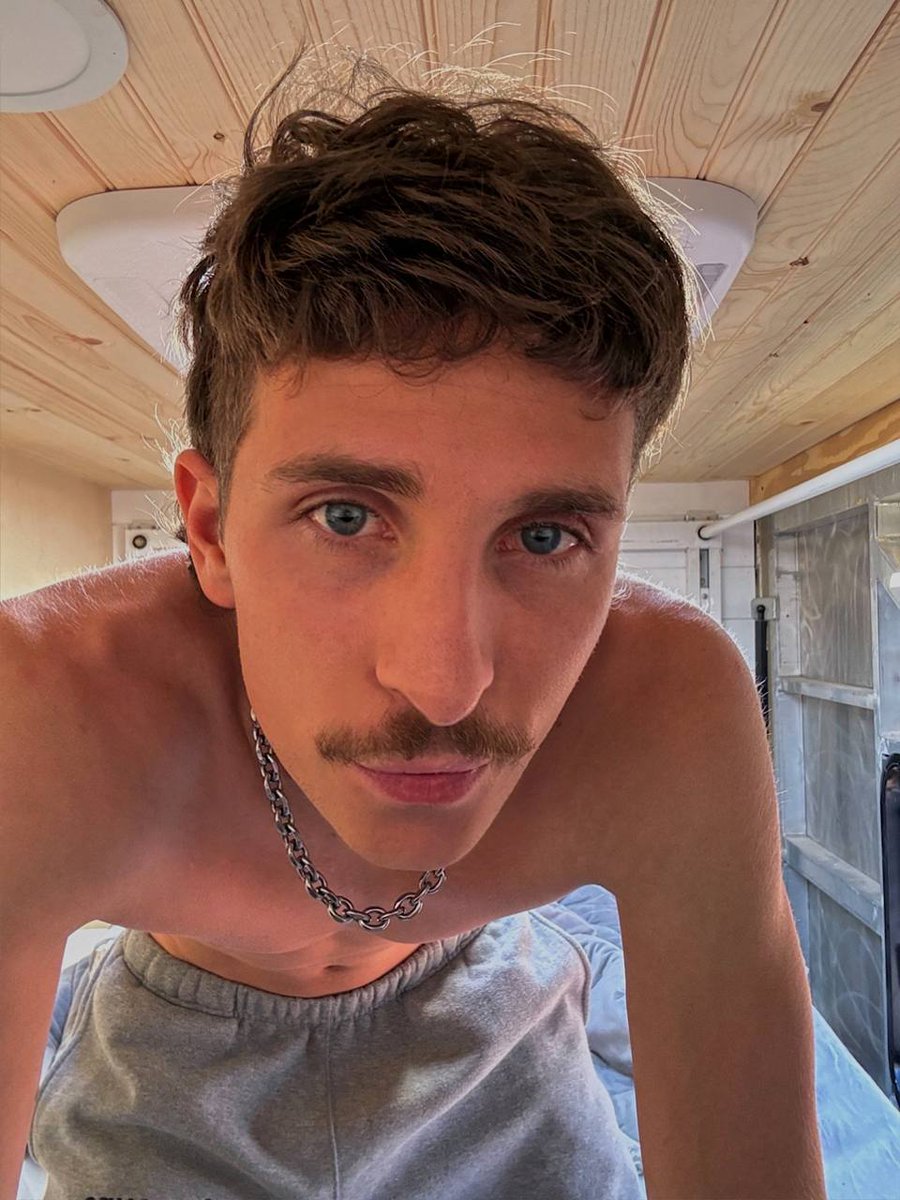 nomadzac's tweet photo. Hey can i show you my room? 😇 https://t.co/FYfOf5EzWq