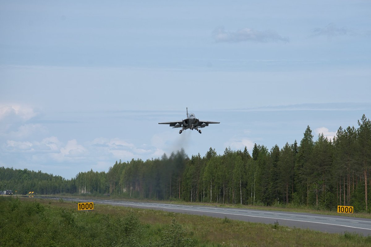 DGeneralneRSZ's tweet photo. ✈️ Polskie statki powietrzne lądowały na drodze w Finlandii! 🇵🇱🇫🇮

W ramach ćwiczenia NATO Ramstein Flag 2026 polskie F-16 z 31 Bazy Lotnictwa Taktycznego, jako pierwsze w historii Polski, wykonały lądowanie na drogowym odcinku lotniskowym Tervo w Finlandii. Chwilę później na DOL-u zameldował się również M-346 Bielik z 41 Bazy Lotnictwa Szkolnego. Polskie załogi po raz kolejny zaprezentowały wysoki poziom wyszkolenia i gotowości do działania w każdych warunkach.

Wspólne działania z amerykańskimi F-35 oraz fińskimi i hiszpańskimi F/A-18 to kolejny przykład interoperacyjności sił sojuszniczych i potwierdzenie zdolności do prowadzenia operacji z wykorzystaniem alternatywnych miejsc bazowania.

📷 kpt. Łukasz Hećman 31BLT

@MON_GOV_PL 
@SztabGenWP 
@silypowietrzne